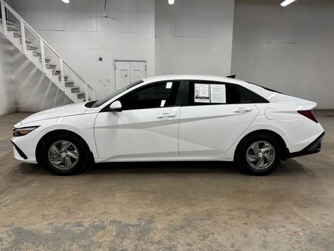 Certified 2025 Hyundai Elantra SE FWD image 3