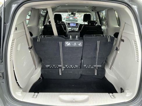 Used 2021 Chrysler Pacifica Touring-L image 11