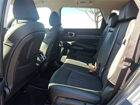 Used 2025 Kia Sorento S image 9