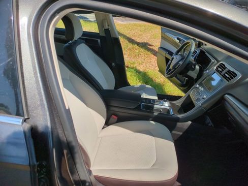 Used 2019 Ford Fusion SE w/ Equipment Group 151A image 19