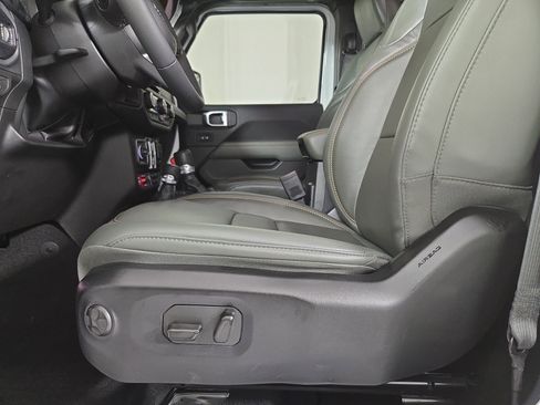 Certified 2025 Jeep Gladiator Mojave AWD/4WD image 32