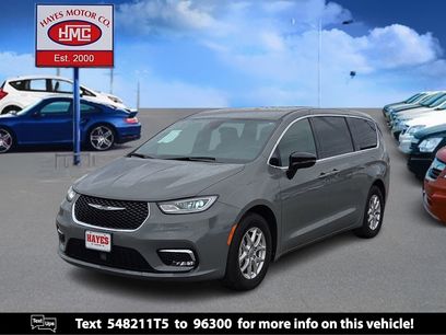 Used 2025 Chrysler Pacifica Select