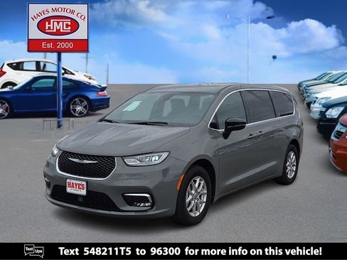 Used 2025 Chrysler Pacifica Select FWD image 1