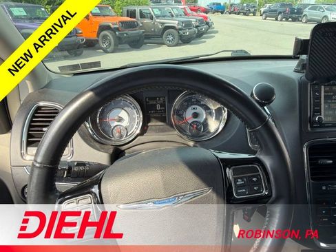 Used 2014 Chrysler Town & Country Touring-L FWD image 15