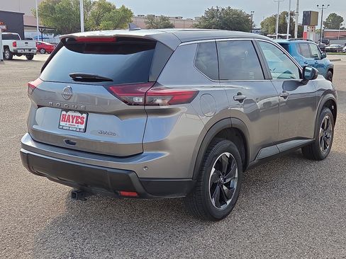 Used 2024 Nissan Rogue SV image 4