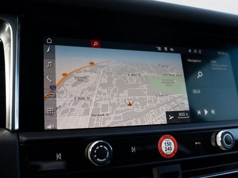 Certified 2025 Porsche Macan image 24