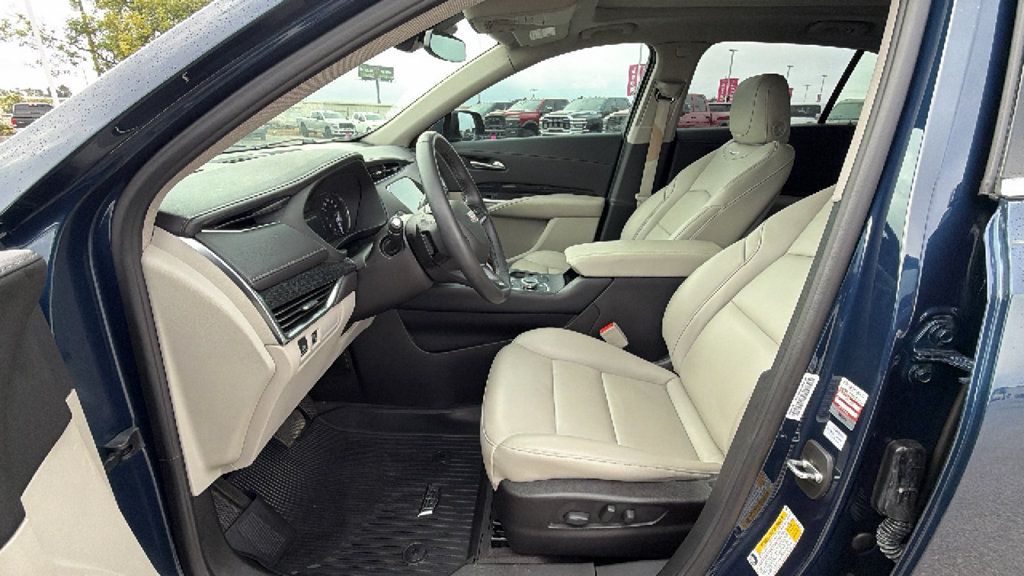 Used 2022 Cadillac XT4 Premium Luxury w/ Cold Weather Package FWD image 13