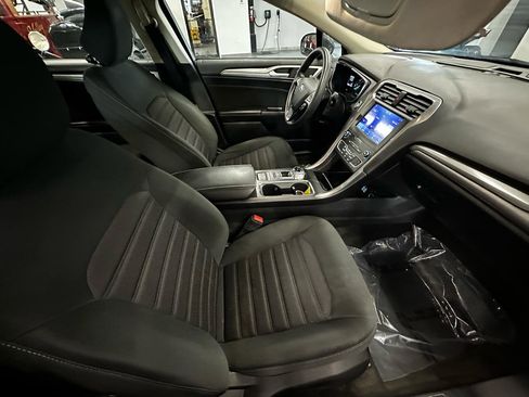 Used 2020 Ford Fusion SE FWD image 16