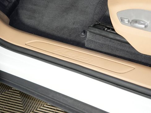 Certified 2025 Porsche Macan w/ Premium Package Plus AWD/4WD image 20