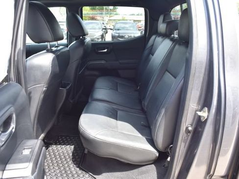 Used 2018 Toyota Tacoma SR5 AWD/4WD image 32