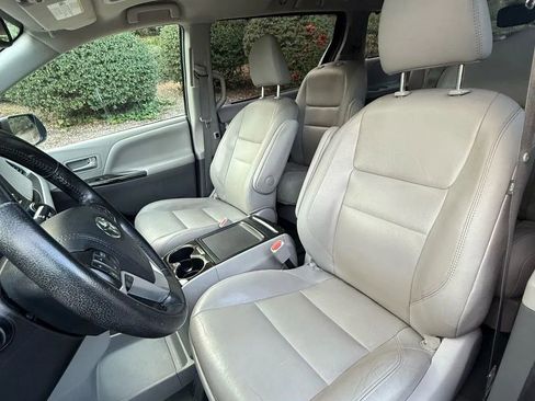 Used 2020 Toyota Sienna XLE image 14