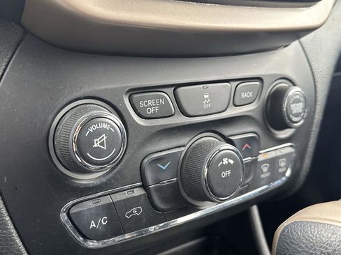 Used 2014 Jeep Cherokee Latitude w/ Cold Weather Group image 32