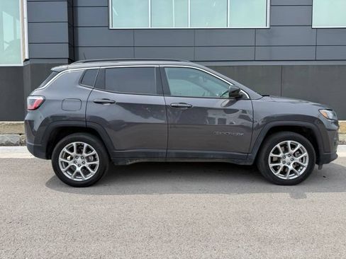 Used 2024 Jeep Compass Latitude AWD/4WD image 2