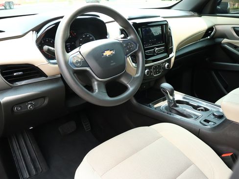 Used 2022 Chevrolet Traverse LS FWD image 3