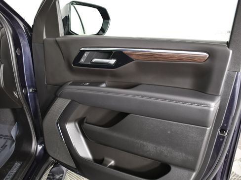 Used 2025 Chevrolet Suburban Z71 image 42