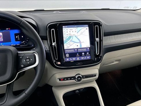 Certified 2023 Volvo XC40 B5 Plus AWD/4WD image 7