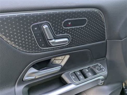 Used 2025 Mercedes-Benz GLB 250 GLB 250 image 16