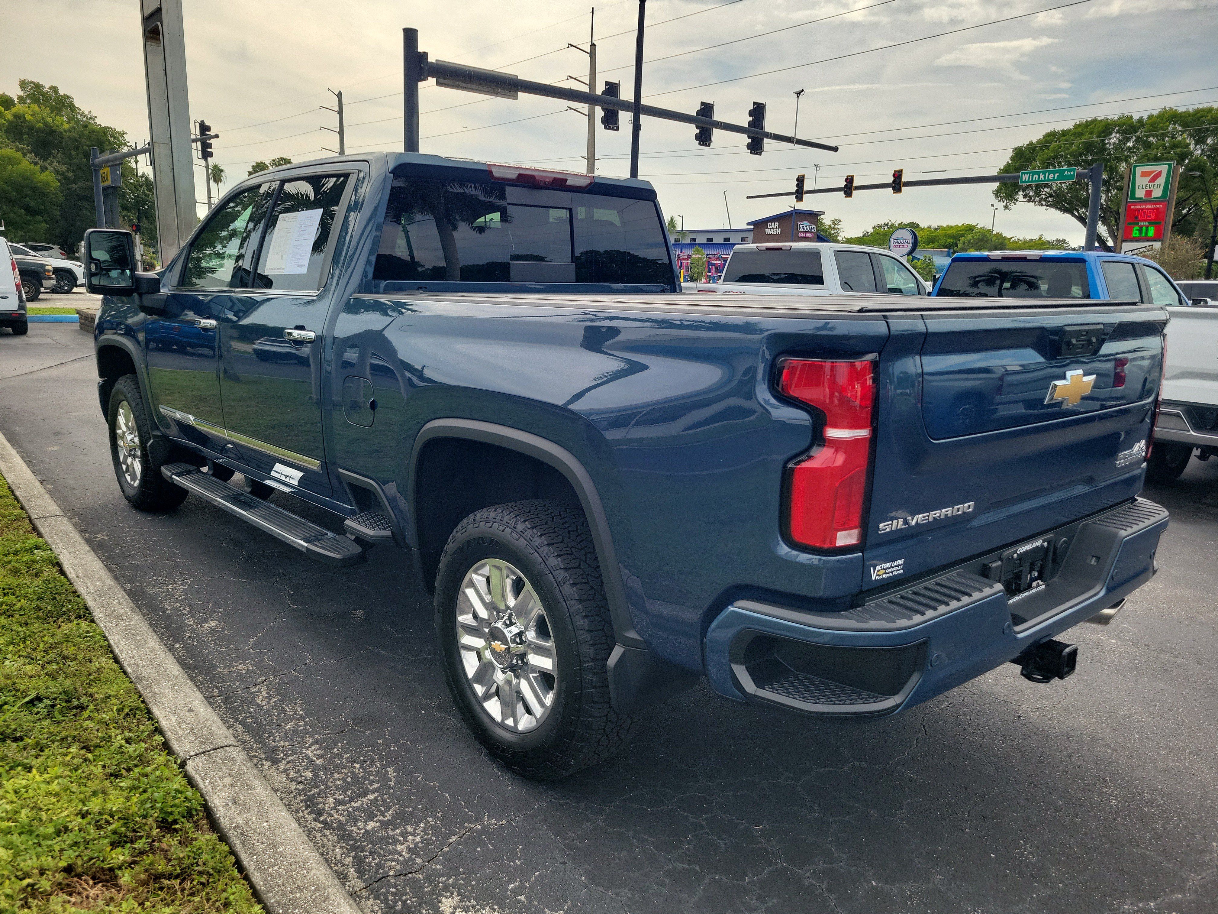 Used 2025 Chevrolet Silverado 2500 High Country w/ High Country Premium Package AWD/4WD image 3