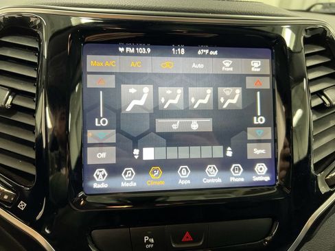 Used 2019 Jeep Cherokee Limited FWD image 16