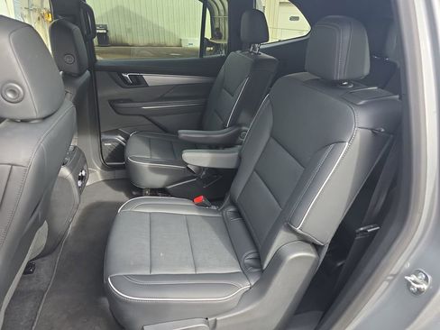 Used 2025 Buick Enclave Preferred AWD/4WD image 10