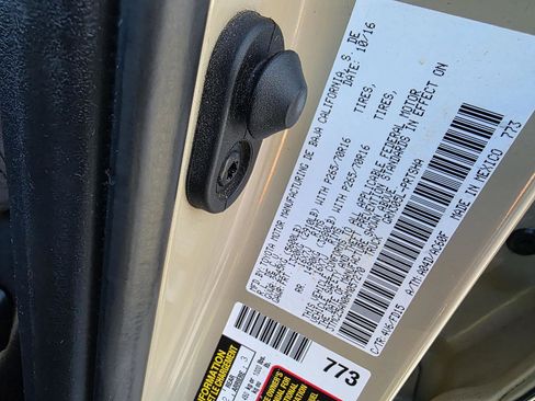 Used 2017 Toyota Tacoma TRD Off-Road image 25