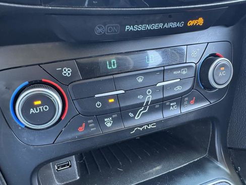 Used 2018 Ford Focus Titanium FWD image 30