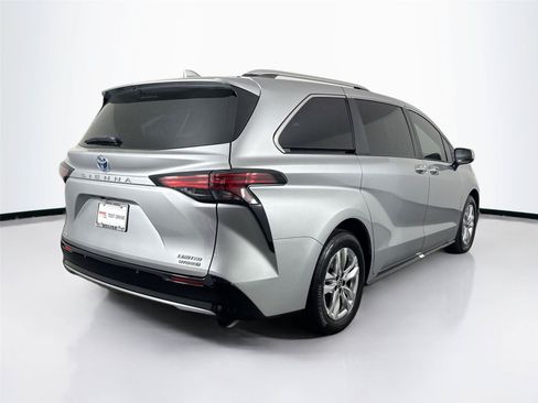 Used 2023 Toyota Sienna Limited FWD image 2