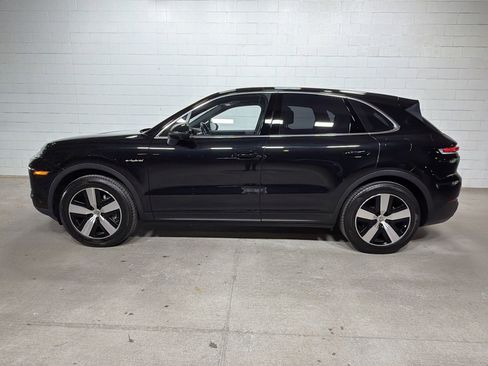 Certified 2024 Porsche Cayenne AWD/4WD image 2