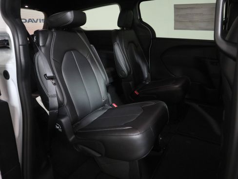 New 2026 Chrysler Pacifica Select FWD image 21