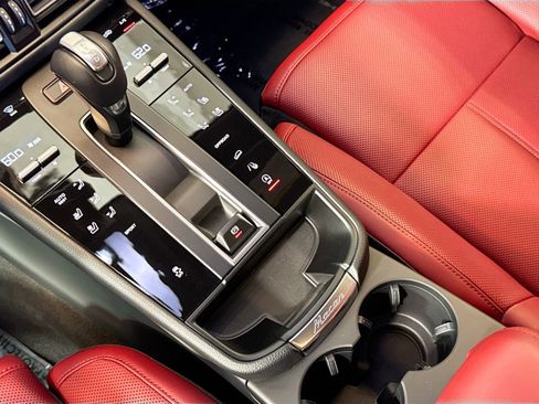 Certified 2025 Porsche Macan image 18