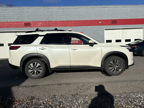 Used 2024 Nissan Pathfinder SV w/ Black Appearance Package image 2