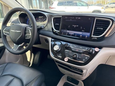 Used 2024 Chrysler Pacifica Touring-L FWD image 33