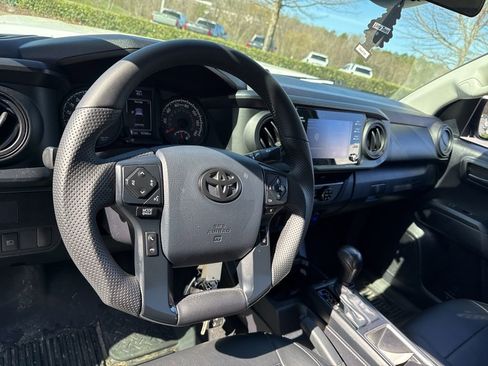 Used 2020 Toyota Tacoma SR image 11