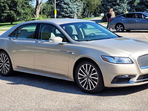 Used 2017 Lincoln Continental Select image 9