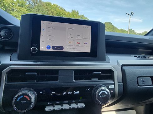 Used 2025 Toyota Tacoma SR5 AWD/4WD image 17