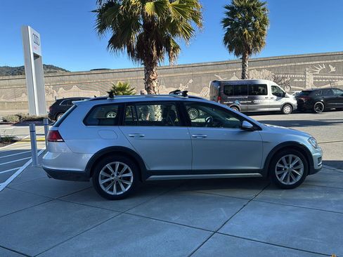 Used 2017 Volkswagen Golf Alltrack SE image 5