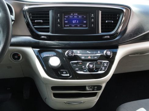Used 2017 Chrysler Pacifica LX FWD image 21
