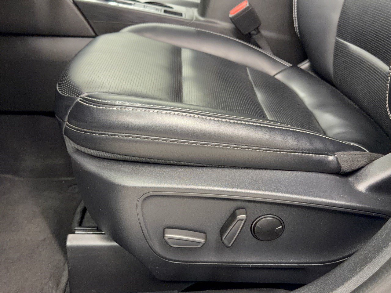 Used 2024 Ford Escape Platinum AWD/4WD image 16