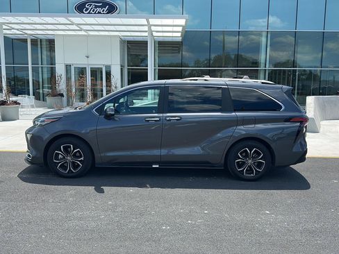 Used 2025 Toyota Sienna Platinum AWD/4WD image 8