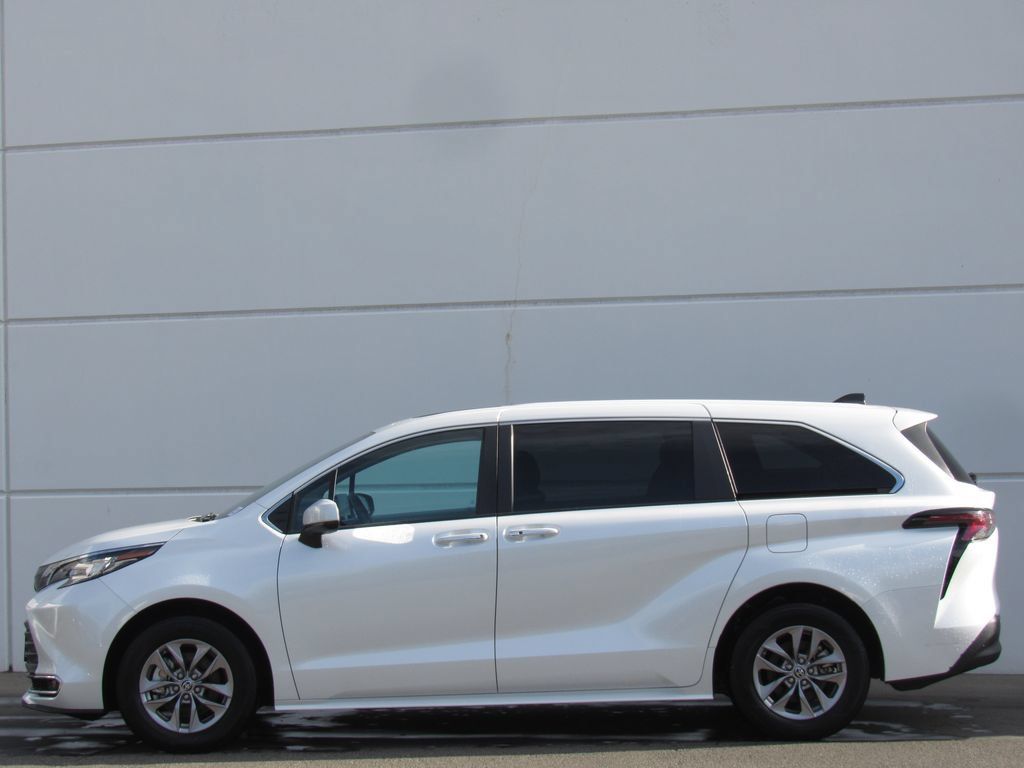 Certified 2023 Toyota Sienna XLE FWD image 4
