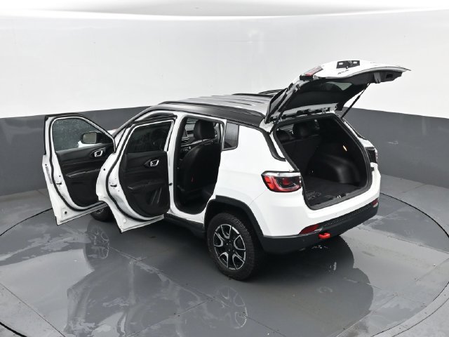 Used 2025 Jeep Compass Trailhawk AWD/4WD image 25