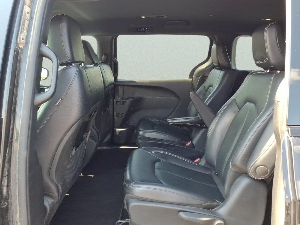 Used 2022 Chrysler Pacifica Touring-L w/ S Appearance Package FWD image 11