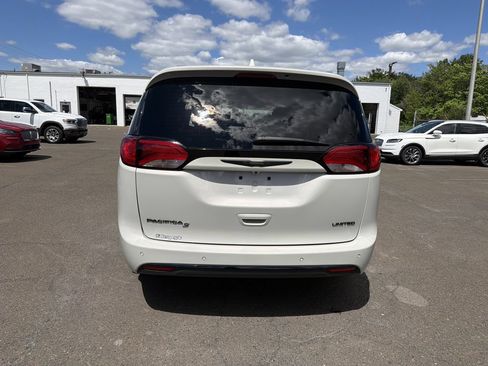 Used 2020 Chrysler Pacifica Limited w/ S Appearance Package FWD image 4