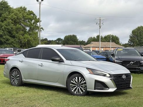 Used 2024 Nissan Altima 2.5 SV FWD image 16