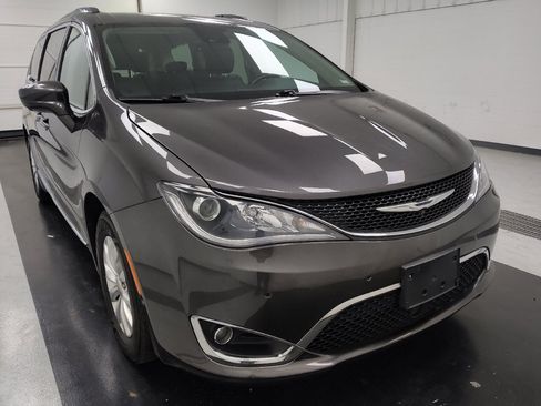 Used 2018 Chrysler Pacifica Touring-L Plus w/ Advanced Safetytec Group FWD image 14