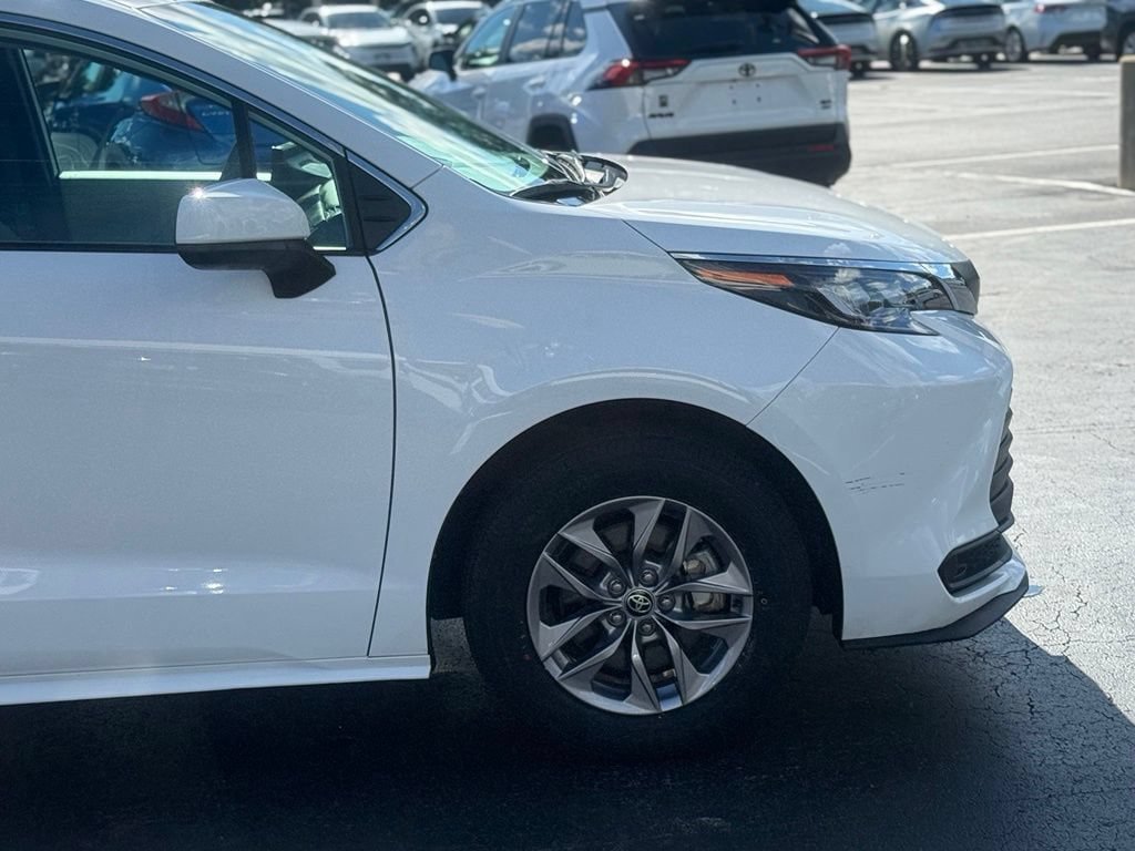 Certified 2025 Toyota Sienna LE FWD image 8