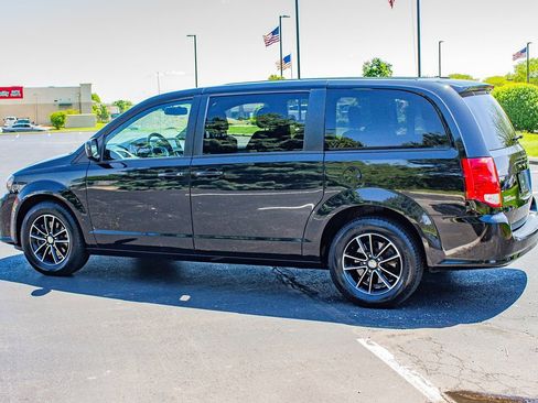 Used 2019 Dodge Grand Caravan SE FWD image 6