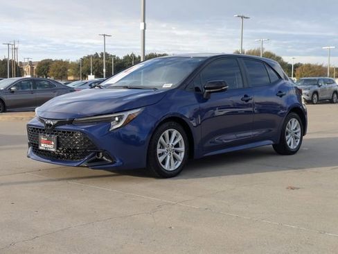 Used 2025 Toyota Corolla SE w/ SE Package image 9