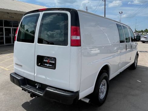Used 2017 Chevrolet Express 2500 Extended RWD image 3