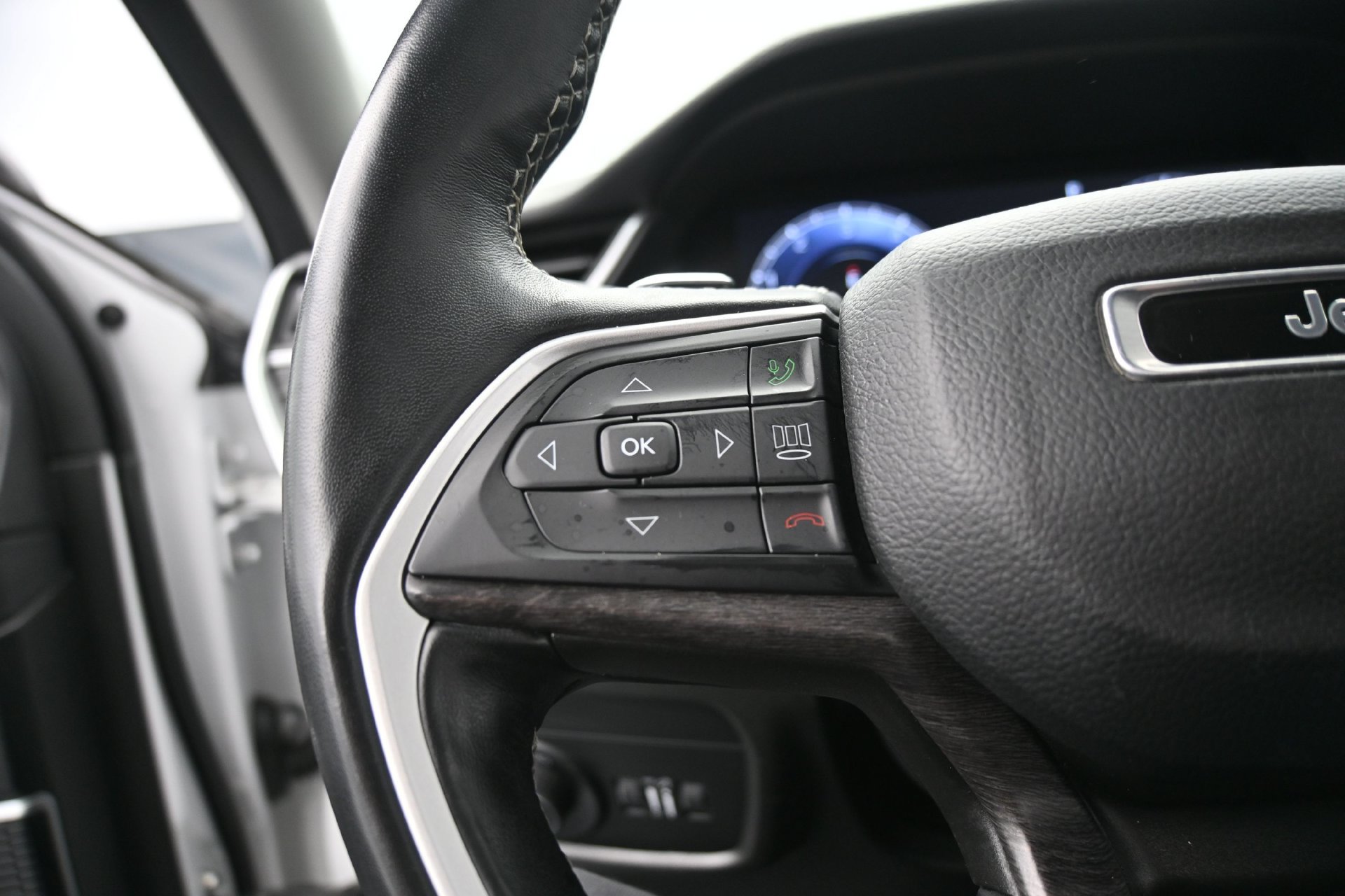 Used 2022 Jeep Grand Cherokee Limited AWD/4WD image 23